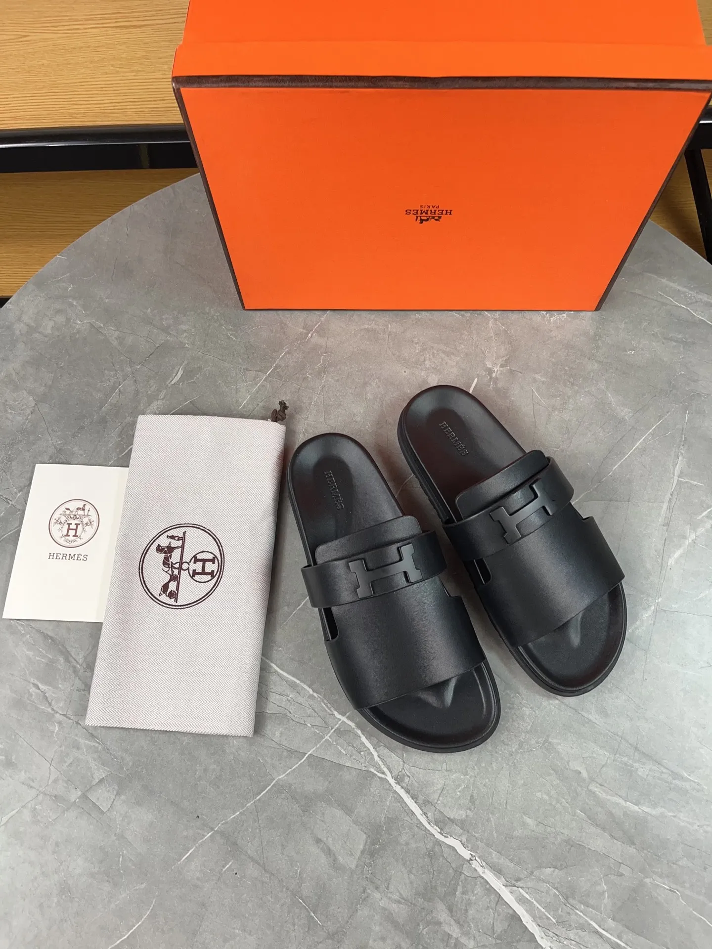 p440🐮🐮H family classic (couples) buckle slippers ✅ Hermes Hermes spring and summer sandals series! Classic style, always popular slippers - sandals, great with any combination! ! ! Upper: imported palmprint PU inner lining: imported mixed sheepskin Outsole: Tpu non-slip and wear-resistant outsole Female size: 35-40 (41 customized) Male size: 39-45 (39.45 customized)